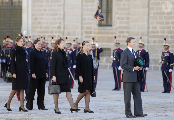 Pedro de Bourbon-Siciles et ses soeurs, enfants du défunt, aux obsèques de l'infant Carlos, prince de Bourbon-Siciles et duc de Calabre, cousin germain de Juan Carlos Ier, le 8 octobre 2015 au monastère de l'Escurial au nord de Madrid.
