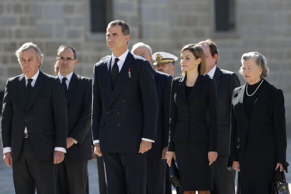 Le roi Felipe VI, la reine Letizia d'Espagne et la princesse Anne d'Orléans, la veuve du défunt, aux obsèques de l'infant Carlos, prince de Bourbon-Siciles et duc de Calabre, cousin germain de Juan Carlos Ier, le 8 octobre 2015 au monastère de l'Escurial au nord de Madrid.