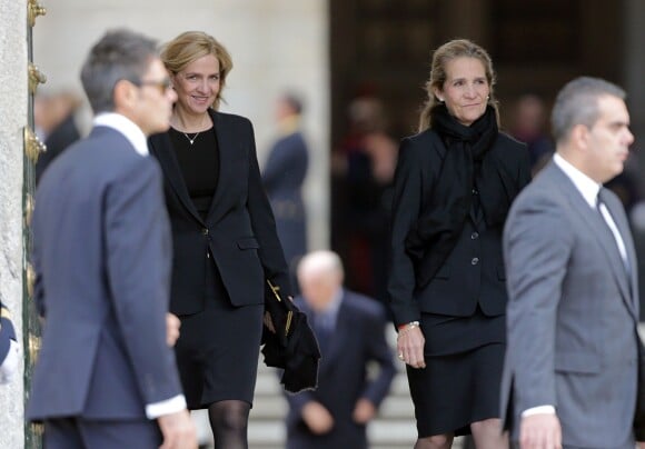 L'infante Cristina et l'infante Elena d'Espagne aux obsèques de l'infant Carlos, prince de Bourbon-Siciles et duc de Calabre, cousin germain de Juan Carlos Ier, le 8 octobre 2015 au monastère de l'Escurial au nord de Madrid.