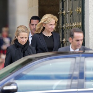 L'infante Elena et l'infante Cristina d'Espagne aux obsèques de l'infant Carlos, prince de Bourbon-Siciles et duc de Calabre, cousin germain de Juan Carlos Ier, le 8 octobre 2015 au monastère de l'Escurial au nord de Madrid.
