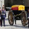 Le cercueil du défunt don Carlos, recouvert du drapeau national. Obsèques de l'infant Carlos, prince de Bourbon-Siciles et duc de Calabre, cousin germain de Juan Carlos Ier, le 8 octobre 2015 au monastère de l'Escurial au nord de Madrid.