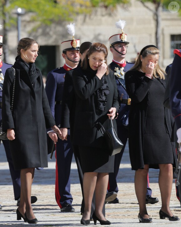 Les filles de don Carlos en deuil aux obsèques de leur père l'infant Carlos, prince de Bourbon-Siciles et duc de Calabre, cousin germain de Juan Carlos Ier, le 8 octobre 2015 au monastère de l'Escurial au nord de Madrid.