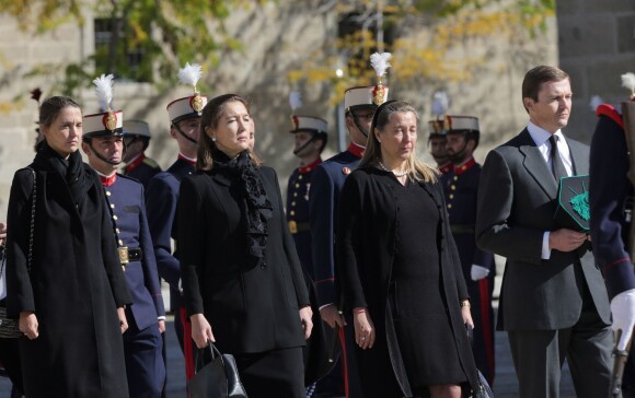 La famille de don Carlos en deuil aux obsèques de l'infant Carlos, prince de Bourbon-Siciles et duc de Calabre, cousin germain de Juan Carlos Ier, le 8 octobre 2015 au monastère de l'Escurial au nord de Madrid.