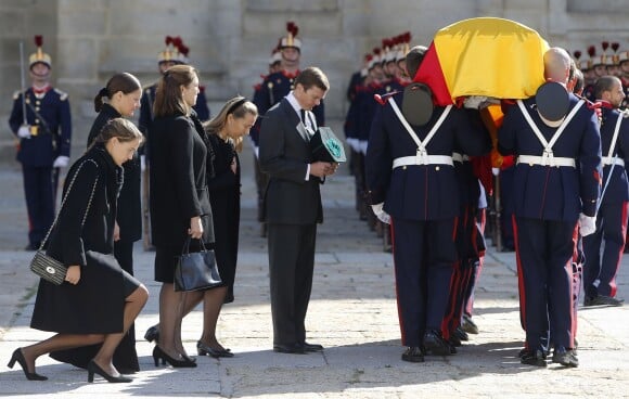 Pedro de Bourbon-Siciles et ses soeurs en deuil aux obsèques de leur père l'infant Carlos, prince de Bourbon-Siciles et duc de Calabre, cousin germain de Juan Carlos Ier, le 8 octobre 2015 au monastère de l'Escurial au nord de Madrid.