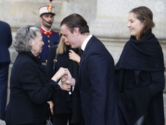 La princesse Anne d'Orléans soutenue par ses proches lors du recueillement en la chapelle ardente en l'honneur de l'infant Carlos, prince de Bourbon-Siciles et duc de Calabre, cousin germain de Juan Carlos Ier, le 7 octobre 2015 au monastère de l'Escurial au nord de Madrid.