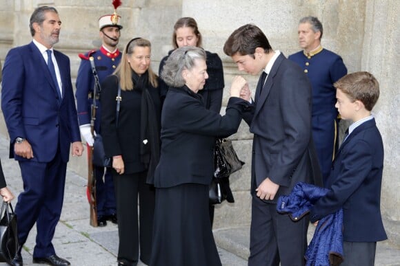 La princesse Anne d'Orléans soutenue par ses proches lors du recueillement en la chapelle ardente en l'honneur de l'infant Carlos, prince de Bourbon-Siciles et duc de Calabre, cousin germain de Juan Carlos Ier, le 7 octobre 2015 au monastère de l'Escurial au nord de Madrid.