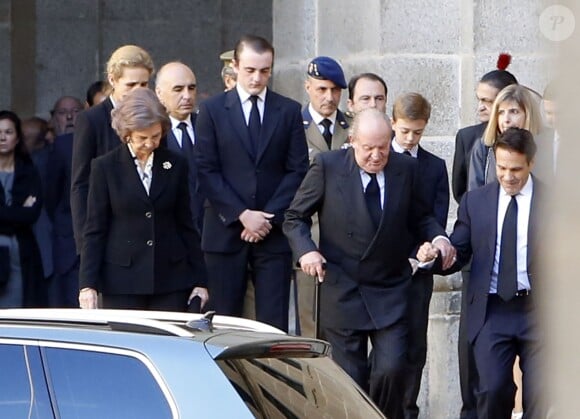 Le roi Juan Carlos Ier et la reine Sofia d'Espagne lors du recueillement en la chapelle ardente en l'honneur de l'infant Carlos, prince de Bourbon-Siciles et duc de Calabre, cousin germain de Juan Carlos Ier, le 7 octobre 2015 au monastère de l'Escurial au nord de Madrid.
