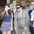 Kim Kardashian enceinte et son mari Kanye West se rendent au cinéma à Thousand Oaks, le 7 octobre 2015.