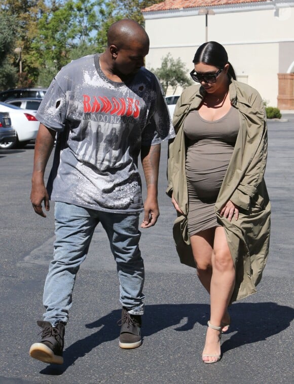 Kim Kardashian enceinte et son mari Kanye West se rendent au cinéma à Thousand Oaks, le 7 octobre 2015.  Pregnant reality star Kim Kardashian and her rapper husband Kanye West are spotted enjoying a movie date in Thousand Oaks, California on October 7, 2015. Kanye is enjoying some quality time with his family after recently returning from Paris Fashion Week.07/10/2015 - Thousand Oaks