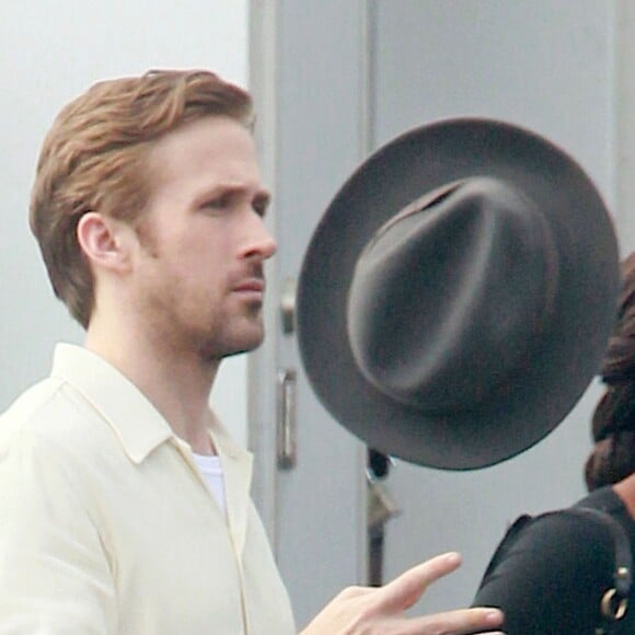 Exclusif - Ryan Gosling joue avec son chapeau sur le tournage du film "La La Land" à Los Angeles le 25 août 2015