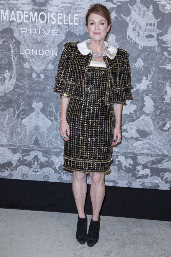 Julianne Moore - Photocall lors du vernissage de l'exposition "Mademoiselle Privé" à la Galerie Saatchi à Londres, le 12 octobre 2015.