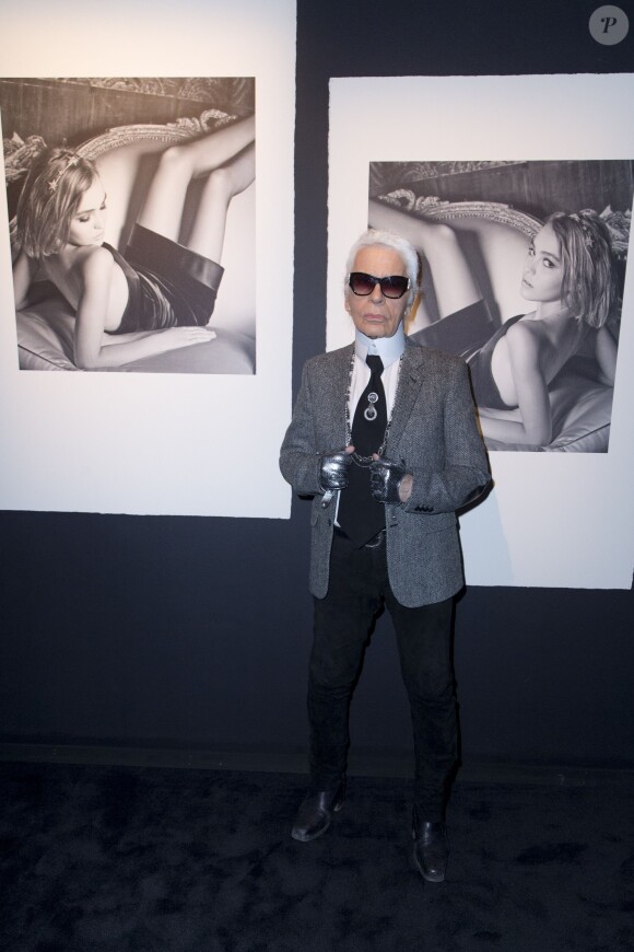 Exclusif - Karl Lagerfeld - Photocall lors du vernissage de l'exposition "Mademoiselle Privé" à la Galerie Saatchi à Londres, le 12 octobre 2015.