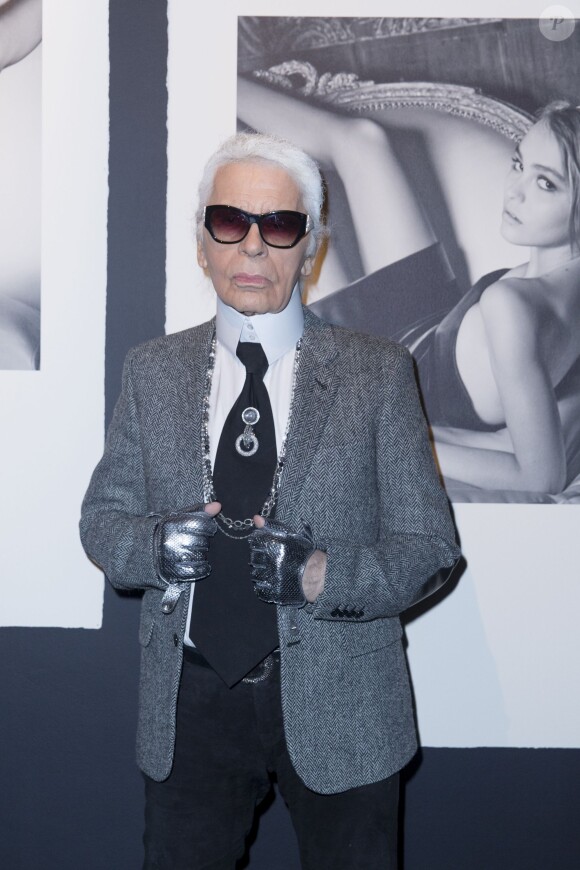 Karl Lagerfeld - Photocall lors du vernissage de l'exposition "Mademoiselle Privé" à la Galerie Saatchi à Londres, le 12 octobre 2015.