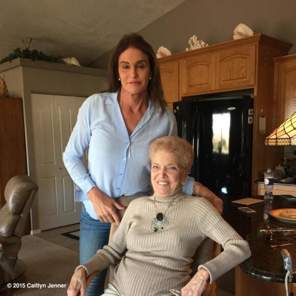 Caitlyn Jenner et sa mère Esther qui s'est récemment cassé les deux hanches / photo postée sur Twitter