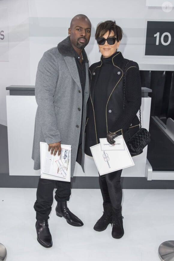 Kris Jenner et son compagnon Corey Gamble - Photocall au défilé de mode "Chanel", collection prêt-à-porter printemps-été 2016, au Grand Palais à Paris. Le 6 Octobre 2015