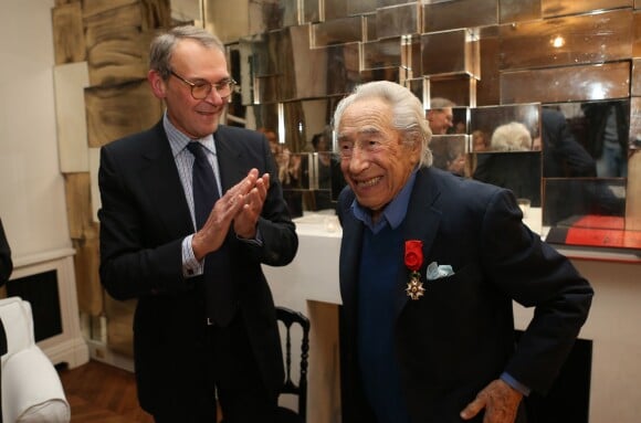 Jean-Jacques Aillagon et Pierre Grimblat - Remise de la légion d'honneur à Pierre Grimblat à son domicile par Jean-Jacques Aillagon à Paris le 17 décembre 2012.