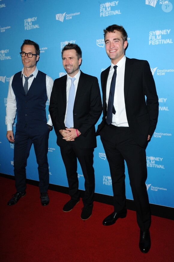 Robert Pattinson, David Michod, Guy Pearce assistent à la première de "The Rover" lors du Festival du film à Sydney, le 6 juin 2014