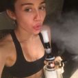 Miley Cyrus fume un bong / photo postée sur le compte Instagram de la chanteuse.
