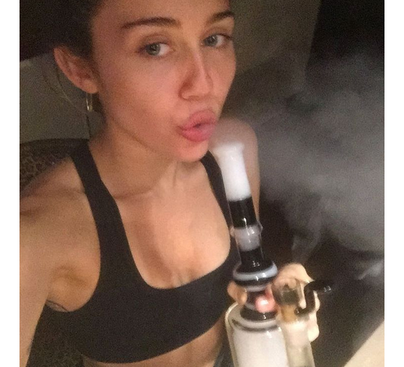 Miley Cyrus fume un bong / photo postée sur le compte Instagram de la chanteuse.
