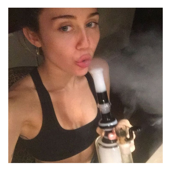 Miley Cyrus fume un bong / photo postée sur le compte Instagram de la chanteuse.