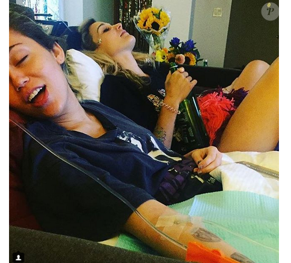 Miley Cyrus fait une cure de vitamine / photo postée sur le compte Instagram de la chanteuse.