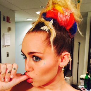 Miley Cyrus était invitée sur le plateau du Saturday Night Live / photo postée sur le compte Instagram de la chanteuse.