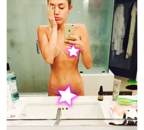 Miley Cyrus pose nue dans sa salle de bain / photo postée sur le compte Instagram de la chanteuse.