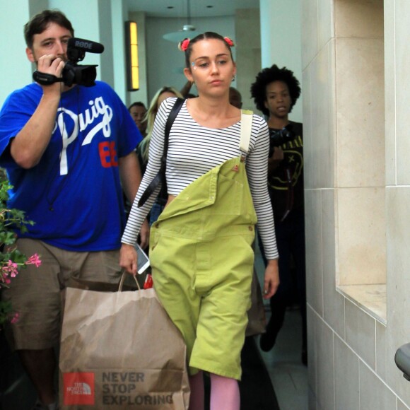 Miley Cyrus fait du shopping avec sa mère Tish Cyrus à Beverly Hills, le 15 septembre 2015