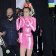 Miley Cyrus fume un joint lors de la soirée des MTV Video Music Awards à Los Angeles le 30 aout 2015.