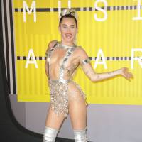 Miley Cyrus complètement nue et couverte de lait, et le public aussi...