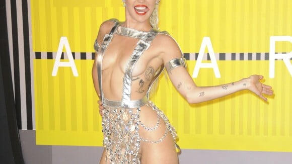 Jamais à court d'idées, Miley Cyrus a l'intention de se produire dans le plus simple appareil pour un show nudiste où le public sera lui aussi tout nu.