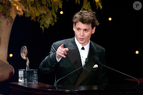 Johnny Depp accepts his Lee Strasberg Artistic Achievement Award during -That's Entertainment-, the Actors Fund of America Gala, held at the Waldorf Astoria hotel in New York, on Saturday, October 30, 2004. Photo by Nicolas Khayat/ABACA31/10/2004 -