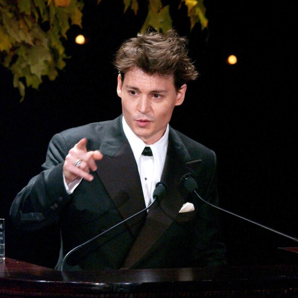 Johnny Depp accepts his Lee Strasberg Artistic Achievement Award during -That's Entertainment-, the Actors Fund of America Gala, held at the Waldorf Astoria hotel in New York, on Saturday, October 30, 2004. Photo by Nicolas Khayat/ABACA31/10/2004 -