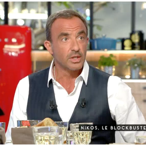 Nikos Aliagas révèle avoir eu de gros problèmes de santé lorsqu'il était bébé dans l'émission C à vous (France 5), le 14 octobre 2015.