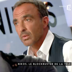 Nikos Aliagas révèle avoir eu de gros problèmes de santé lorsqu'il était bébé dans l'émission C à vous (France 5), le 14 octobre 2015.