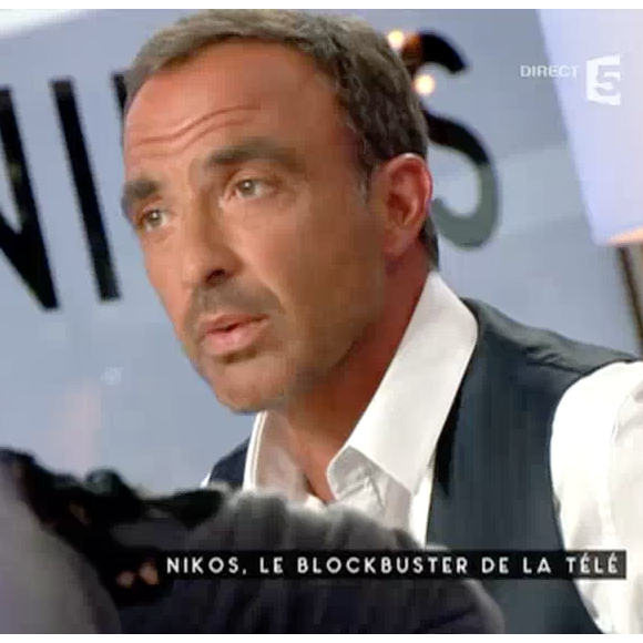 Nikos Aliagas révèle avoir eu de gros problèmes de santé lorsqu'il était bébé dans l'émission C à vous (France 5), le 14 octobre 2015.