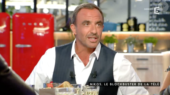 Nikos Aliagas révèle avoir eu de gros problèmes de santé lorsqu'il était bébé dans l'émission C à vous (France 5), le 14 octobre 2015.