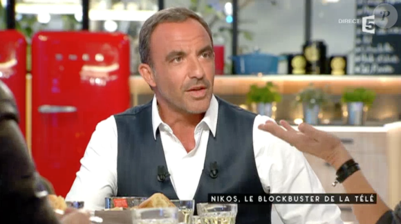 Nikos Aliagas révèle avoir eu de gros problèmes de santé lorsqu'il était bébé dans l'émission C à vous (France 5), le 14 octobre 2015.