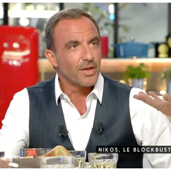 Nikos Aliagas révèle avoir eu de gros problèmes de santé lorsqu'il était bébé dans l'émission C à vous (France 5), le 14 octobre 2015.