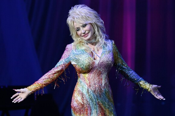 Dolly Parton se produit au parc Dollywood à Pigeon Forge, le 8 août 2015.