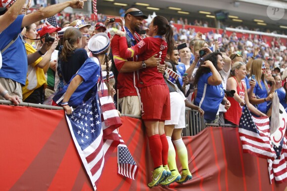 Hope Solo avec son époux Jerramy Stevens après la victoire des Etats-Unis sur le Japon en finale de la Coupe du monde féminine au BC Place Stadium de Vancouver, le 5 juillet 2015