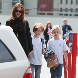 Exclusif - Julia Roberts et ses jumeaux Hazel et Phinnaeus Moder sortent d'un centre commercial à Malibu, le 5 mai 2015.