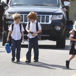 Exclusif - Prix spécial - Julia Roberts se promène avec ses trois enfants Phinnaeus, Henry et Hazel à Los Angeles le 7 mars 2014.