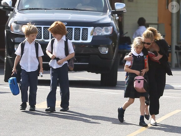 Exclusif - Prix spécial - Julia Roberts se promène avec ses trois enfants Phinnaeus, Henry et Hazel à Los Angeles le 7 mars 2014.