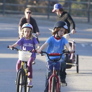 Exclusif - Prix Special - Julia Roberts, son mari Daniel Moder et leurs enfants Phinnaeus, Hazel et Henry font une balade a velo a Malibu, le 22 decembre 2013.