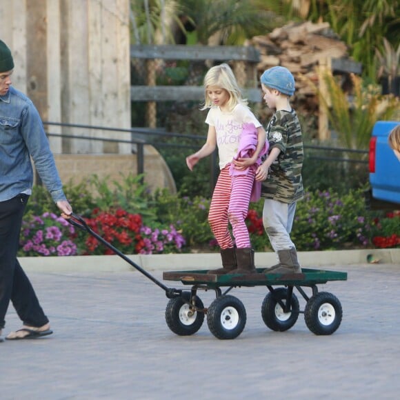 Exclusif - Daniel Moder et ses enfants Phinnaeus, Hazel et Henry vont chercher des plantes chez un pepinieriste a Malibu, le 21 decembre 2013