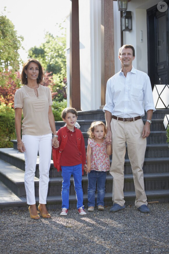 La princesse Marie et le prince Joachim de Danemark avec leurs enfants le prince Henrik et la princesse Athena prêts à partir lors du premier jour d'école du prince Henrik à Copenhague, le 14 août 2015.