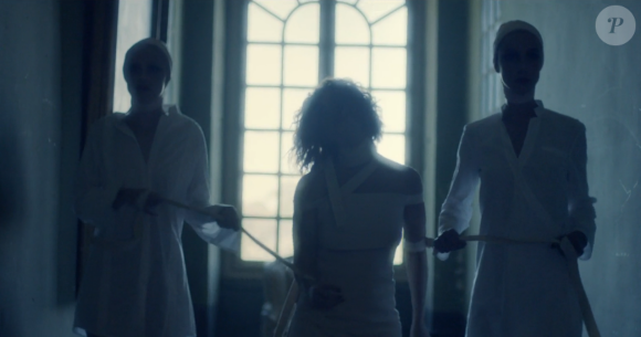 Emji, entourée d'infirmières, dans le clip "Lost".