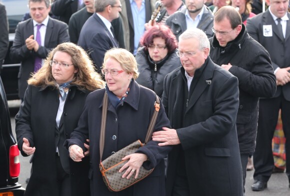 Denise Charbonnier, la mère de Charb, Michel Charbonnier, son père et son frère Laurent lors des obsèques du dessinateur Charb à la Halle Saint Martin à Pontoise, le 16 janvier 2015