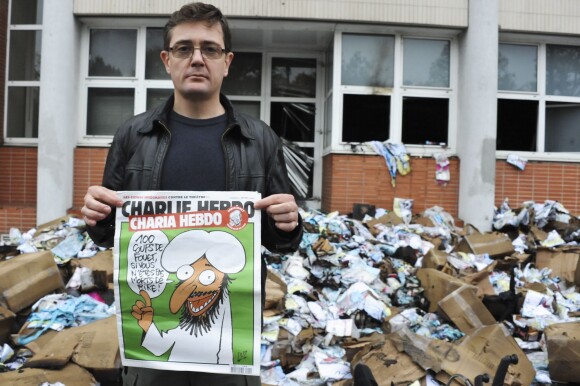 Charb devant les locaux de 'Charlie Hebdo' à Paris, le 2 novembre 2011